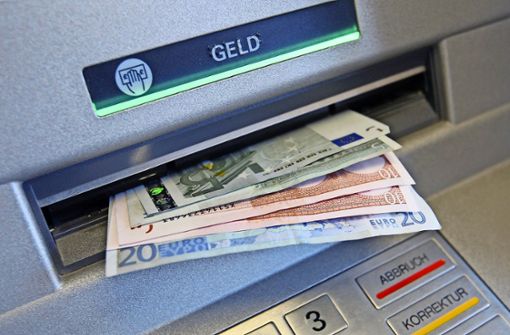 Der Angeklagte schickte immer seine Komplizin mit den gestohlenen EC-Karten zu den Geldautomaten. Foto: dpa