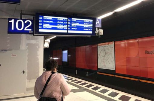 Fragende Blicke in Richtung Anzeigetafel: Die Info, dass die S-Bahnen am Montag lediglich im Stundenrhythmus verkehren, hat nicht alle erreicht. Foto: Florian Dürr