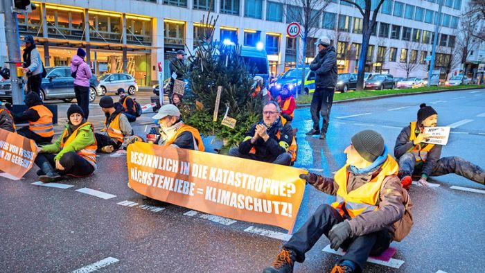 Aktivisten blockieren Rotebühlplatz – samt Christbaum
