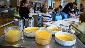 Heute  gab es Karottensuppe  in einer Stuttgarter Schulmensa. Foto: dpa/Sebastian Gollnow