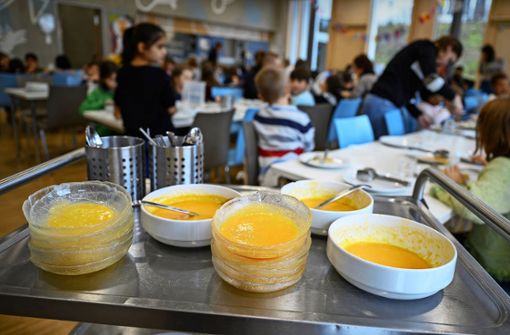 Heute  gab es Karottensuppe  in einer Stuttgarter Schulmensa. Foto: dpa/Sebastian Gollnow