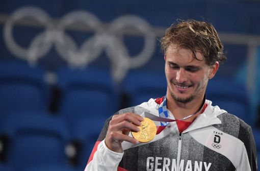 Alexander Zverev hat nun auch eine Goldmedaille um den Hals. Foto: AFP/TIZIANA FABI