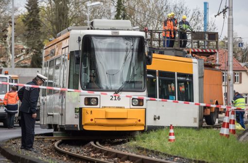 Die Straßenbahn steht im Mainzer Stadtteil Bretzenheim im Gleisbett. Bei dem Unfall sind 29 Menschen verletzt worden. Foto: dpa