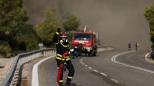 Ein Feuerwehrmann ist bei einem Waldbrand im Einsatz. Den dritten Tag in Folge kämpfen  Feuerwehrleute in Griechenland gegen drei große Feuerfronten. Foto: XinHua/dpa/Lefteris Partsalis