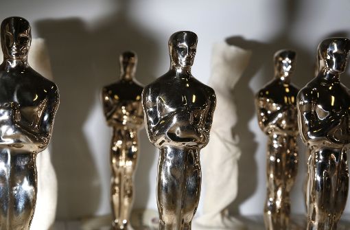 Einen goldenen Ritter mit Schwert, der auf einer Filmrolle steht, bekommen die Gewinner der Academy Awards überreicht – den Oscar. Foto: dpa
