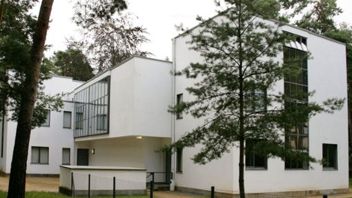 In wiefern bezieht sich die Initiative „New European Bauhaus“ auf die  Bauhausgrundsätze   –  hier das sanierte Kandinsky-Klee-Meisterhaus ( 1926)   von Walter Gropius? Lässt sich für zukünftiges Bauen etwas lernen, soll alles anders werden?    Darüber wird in Stuttgart diskutiert. Foto: dpa/Waltraud Grubitzsch