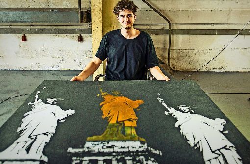 Tim Bengel in seinem Atelier in Esslingen Berkheim mit einem seiner Werke für die New Yorker Ausstellung ‚Monuments’. Foto: dpa