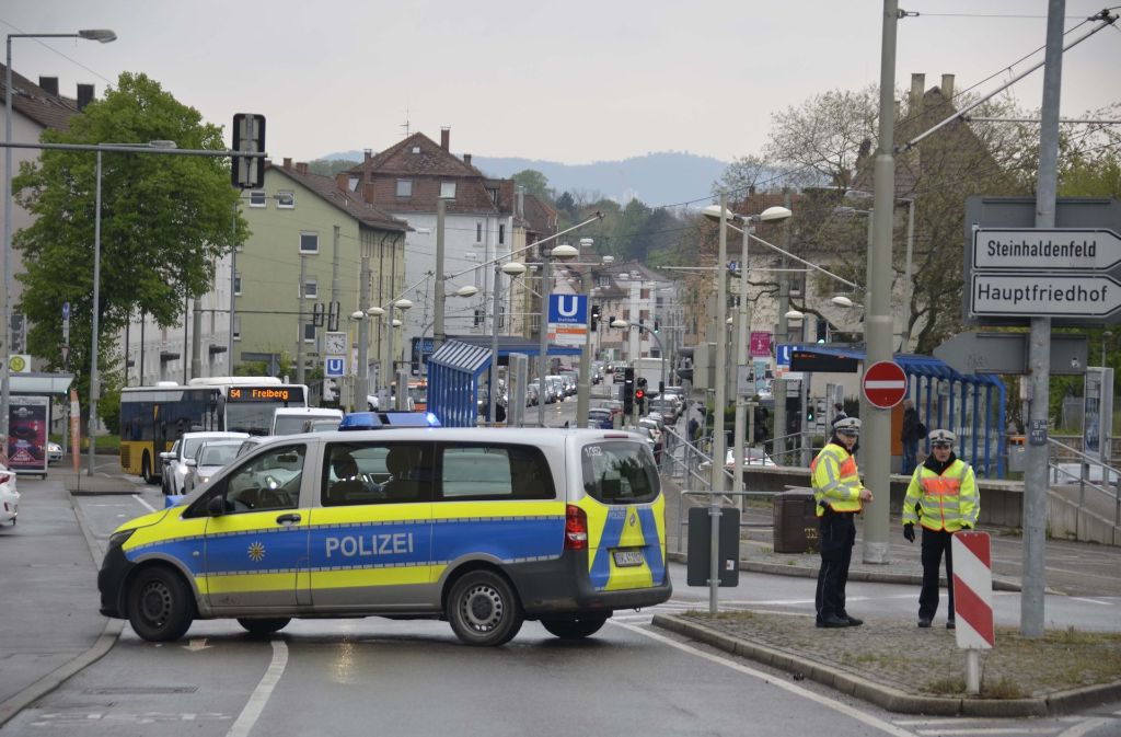 Während der Unfallaufnahme war die Schmidener Straße in beide Richtungen gesperrt, es kam zu erheblichen Verkehrsbehinderungen.