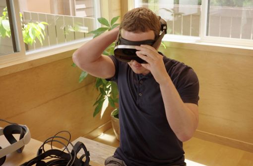 Mark Zuckerberg, CEO von Meta, testet einen Prototyp der neuen VR-Brille „Holocake 2“. Foto: dpa