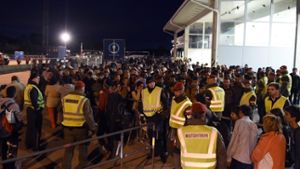 Tausende Flüchtlinge kommen in der Nacht zum  19. September 2015 an der österreichischen Grenze bei Nickelsdorf an. Foto: dpa