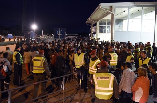 Tausende Flüchtlinge kommen in der Nacht zum  19. September 2015 an der österreichischen Grenze bei Nickelsdorf an. Foto: dpa