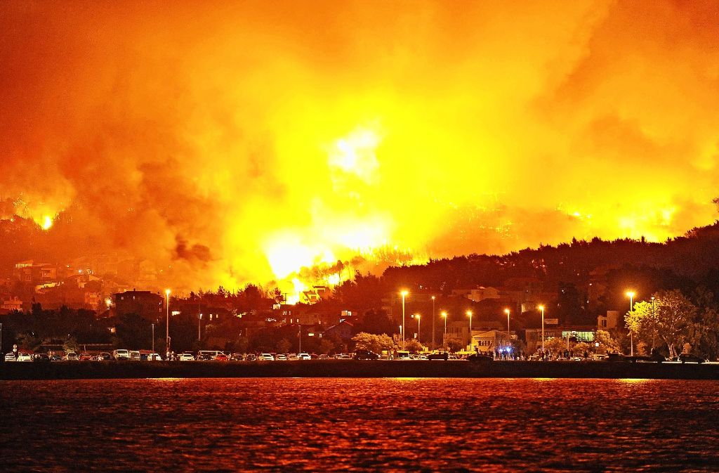 Flammendes Inferno: Waldbrände bei Split beleuchten die Stadt.