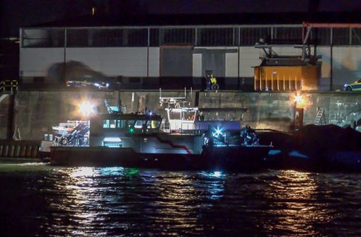 Mit Scheinwerfern wird von einem Schiff aus die Unfallstelle ausgeleuchtet, an der ein junger Radfahrer in den Rhein stürzte und ertrank. Foto: dpa
