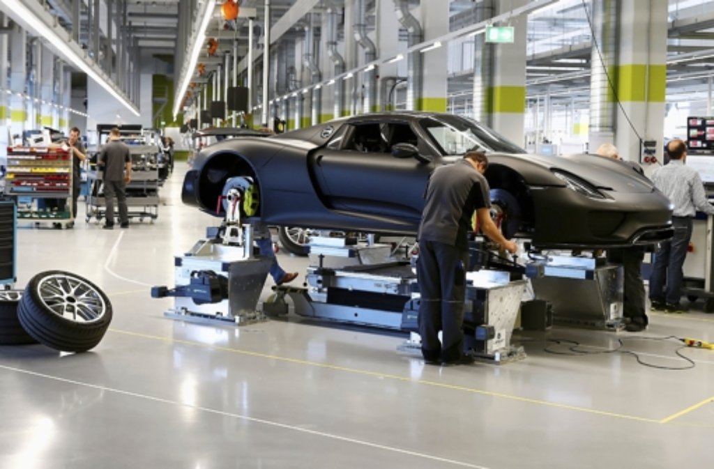 In der Porsche-Manufaktur in Zuffenhausen entsteht der  918 Spyder. Wir nehmen Sie mit auf einen exklusiven Einblick in die Manukatur – klicken Sie sich durch unsere Bildergalerie.