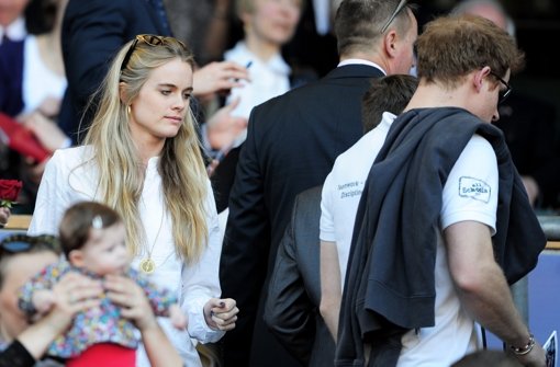 So öffentlich haben sich Prinz Harry (mit dem Rücken zur Kamera) und seine Freundin Cressida Bonas noch nie zusammen gezeigt. Foto: Getty Images Europe