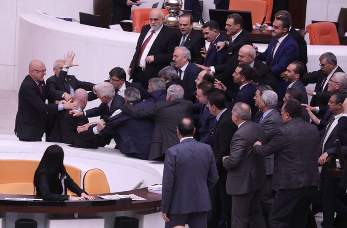 Türkei: Prügelei im Parlament - Abgeordneter im Krankenhaus
