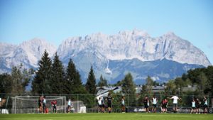 Mit Blick auf die Kitzbühler Alpen arbeitet der VfB am Feinschliff für die neue Saison. Foto: Baumann/Alexander Keppler