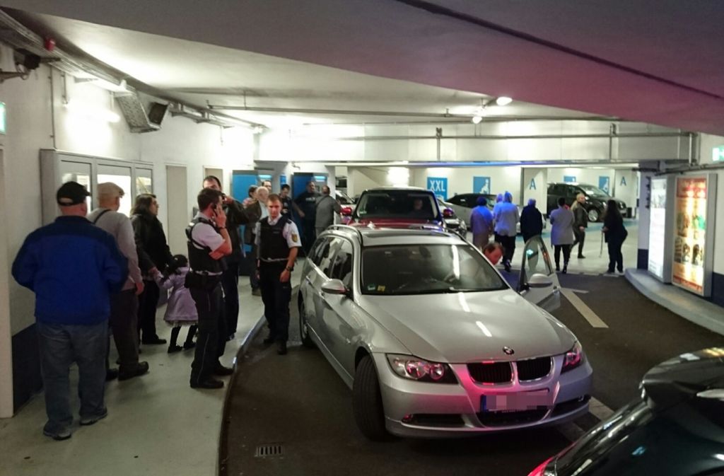 Die Polizei musste ausrücken, um die Lage in der Tiefgarage am Schillerplatz in Stuttgart zu klären.