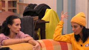 Promi Big Brother: Dilara und Yeliz können Paulinas Entscheidung nicht nachvollziehen. Dilara (re.) spricht Paulina darauf an. Foto: SAT.1