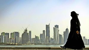 Die Skyline von Doha verändert ihr Gesicht rasant. Die Frauen in der katarischen Hauptstadt geben sich hingegen traditionell. Foto: AP