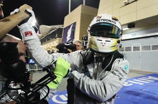 Lewis Hamilton bejubelt den Mercedes-Doppelsieg von Bahrain. Foto: Getty Images Europe