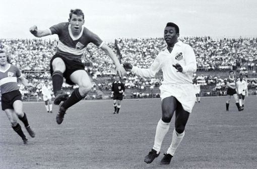 Rudi Entenmann im direkten Duell mit Pelé – weitere Fotos des Spiels zwischen dem VfB Stuttgart und dem FC Santos im Juni 1963 finden Sie in unserer Bildergalerie. Foto: Baumann/Erich Baumann