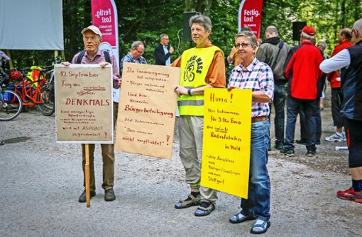 Bernhard Völker (links) und seine Mitstreiter  protestieren gegen das Projekt. Foto:  