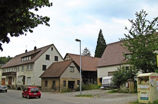 Auf den Grundstücken der Gebäude 11 und 15  der Nürtinger Straße (vom Laternenmast bis zum Balkon) soll neu  gebaut werden. Foto: Barner