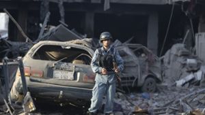 Ein Polizist bewacht die Stelle in Kabul, an der zuvor ein in einem Lastwagen versteckter Sprengsatz explodiert ist. Foto: AP