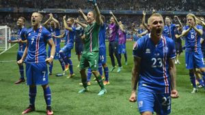 Außer Rand und Band: das isländische Team bejubelt den Sieg gegen England. Foto: dpa