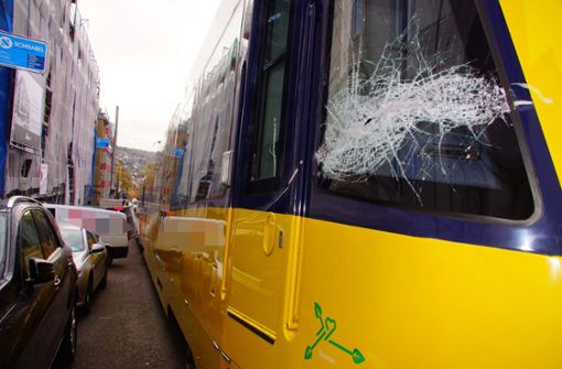 Am Freitagmorgen ist es zu einem Unfall zwischen einer Stadtbahn und einem Kleintransporter gekommen. Foto: Andreas Rosar Fotoagentur-Stuttg