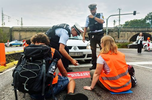 Eine Blockade auf der B 14 in Stuttgart Anfang September – Demonstrierende haben sich auf der Fahrbahn festgeklebt. Foto: Lichtgut/Max Kovalenko