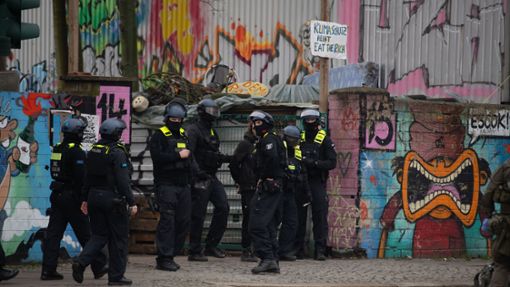Zwei ehemalige RAF-Terroristen sind noch auf der Flucht – nun hat die Polizei Räume in Berlin durchsucht und zwei Männer festgenommen. Foto: dpa/Paul Zinken