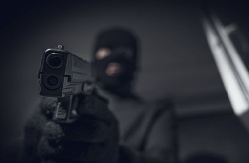Augenzeugen beobachteten maskierte Personen mit Waffen. (Symbolbild) Foto: IMAGO/Bihlmayerfotografie/IMAGO/Michael Bihlmayer