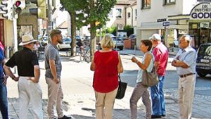 Die Stadtseniorenräte schauten sich in Begleitung von Bezirksvorsteherin Andrea Klöber (3.v.r.)  auf der Stuttgarter Straße um. Foto: privat