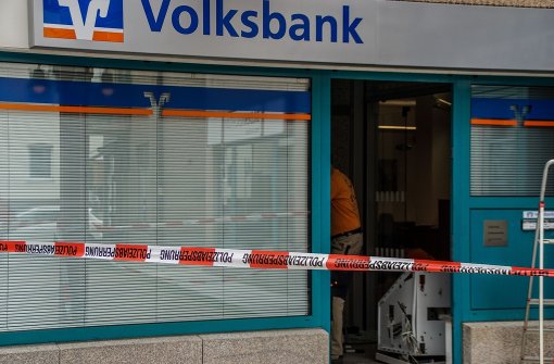 Der Tatort in der Griegstraße in Botnang: Im Bankvorraum liegt der gesprengte Geldautomat Foto: SDMG/Werner