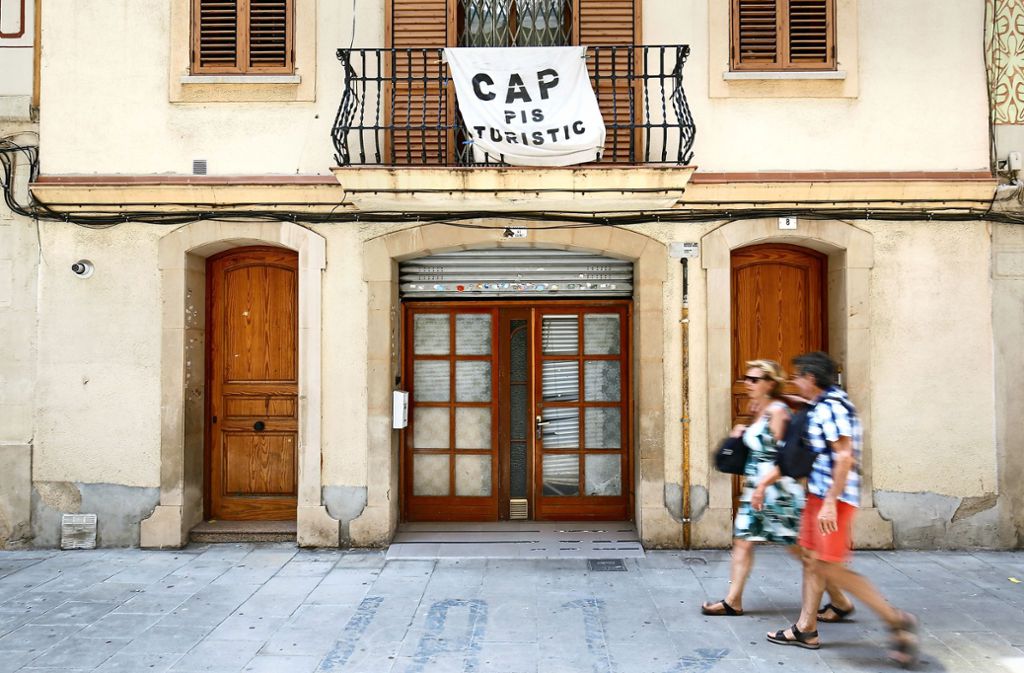 „Keine Touristenwohnung“ steht auf diesem Transparent. Viele Einwohner von Barcelonas malerischen Vierteln wehren sich gegen Airbnb. Foto: AFP