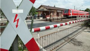 Auf einem Bahnübergang in Nürtingen ist am Montag ein Lastwagen stecken geblieben. Foto: Horst Rudel
