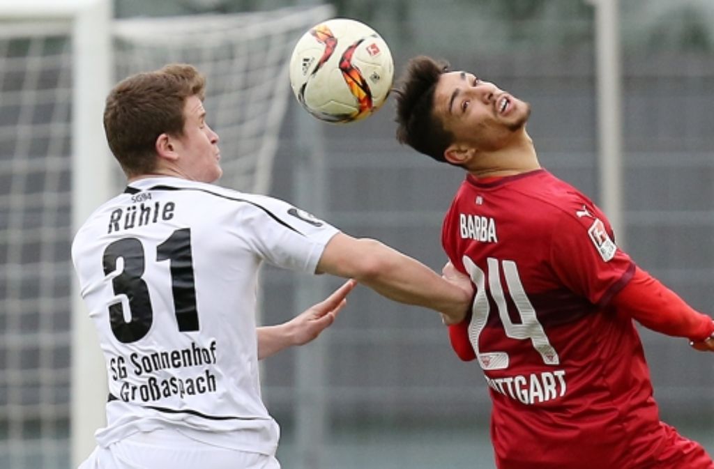 Beim Testspiel gegen die SG Sonnenhof Großaspach hat sich der Neuzugang des VfB Stuttgart, Federico Barba (rechts), eine Verletzung zugezogen. Foto: Pressefoto Baumann