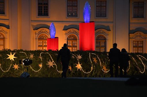 In Ludwigsburg ist immer alles etwas größer und prächtiger als anderswo: der größte Adventskranz Deutschlands steht vor  dem Schloss. Foto: dpa