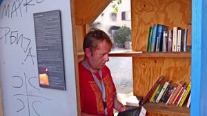 Holger Schmidt stöbert fast täglich in der Gablenberger Givebox, immer auf der Suche nach neuer Lektüre. Foto: Jürgen Brand