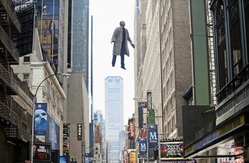 Übersinnliche Kräfte? Nein, nur ein nach unten durchgereichter Schauspieler, der mit etwas Größenwahn wieder ganz nach oben will: Michael Keaton in „Birdman“ - weitere Eindrücke aus dem Film in unserer Bildergalerie. Foto: Verleih