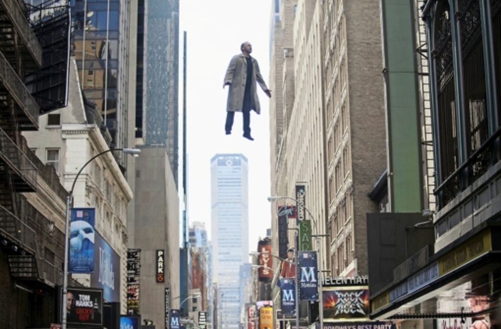 Übersinnliche Kräfte? Nein, nur ein nach unten durchgereichter Schauspieler, der mit etwas Größenwahn wieder ganz nach oben will: Michael Keaton in „Birdman“ - weitere Eindrücke aus dem Film in unserer Bildergalerie.