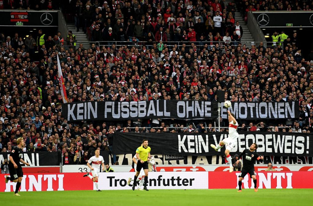 Im Stuttgarter Stadion übten die Fans Kritik am Videobeweis.
