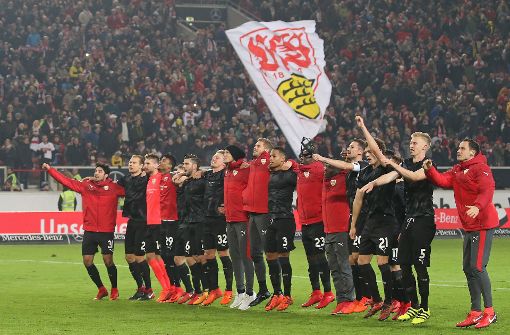Der VfB tanzt vor Freude: Nach dem 2:1-Sieg über Borussia Dortmund feiern die Stuttgarter Spieler vor ihrer Fankurve. Foto: Baumann
