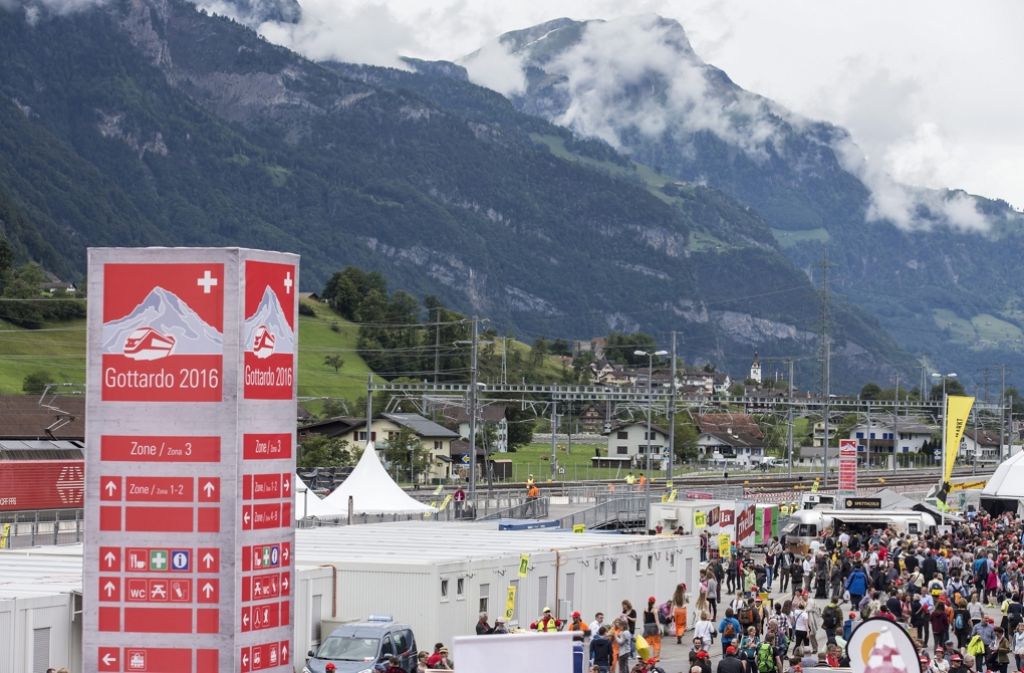 Die Schweizer können nicht nur den längsten Eisenbahntunnel der Welt, sie lässt auch als erstes Land ihre Bürger über ein Grundeinkommen abstimmen. Foto: dpa