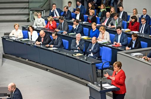 Kanzlerin Angela Merkel vor der Regierungsbank im Bundestag Foto: /Marco Urban