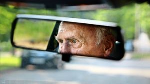 Autofahrer, die das 65. Lebensjahr erreicht haben, können ihren Führerschein gegen ein kostenloses Jahresabo für Bus und Bahn tauschen. Foto: FACTUM-WEISE/factum / simon granville