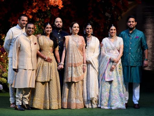 Mukesh Ambani (vorne links) mit seiner Familie bei der Verlobung von Sohn Anant Ambani (4.v.l.) mit Radhika Merchant (3.v.l.). Foto: imago/NurPhoto