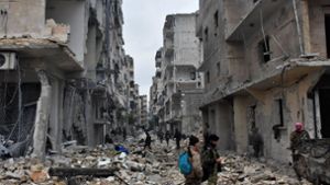 Ein Blick in eine Häuserschlucht in Aleppo zeigt nichts als Zerstörung. Foto: AFP